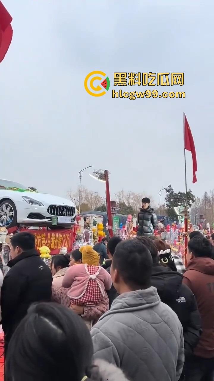 郑州集市惊现史上最壕套圈奖品，玛莎拉蒂总裁成最终Boss，小伙们疯抢 场面堪比海王争霸赛！-2
