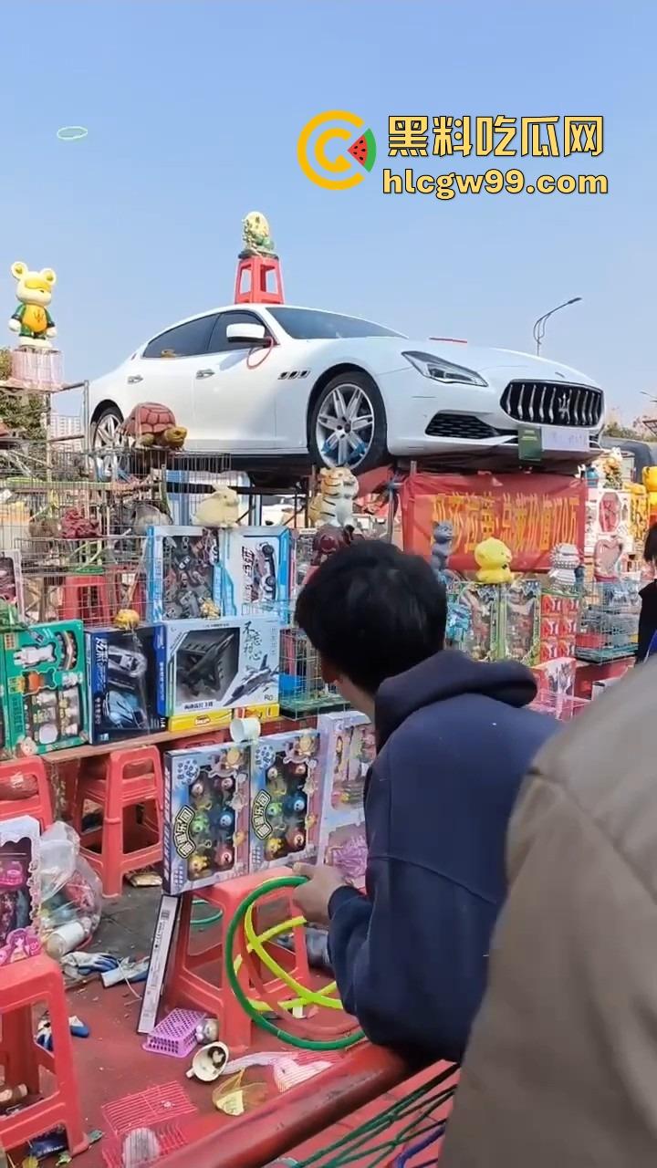 郑州集市惊现史上最壕套圈奖品，玛莎拉蒂总裁成最终Boss，小伙们疯抢 场面堪比海王争霸赛！-7