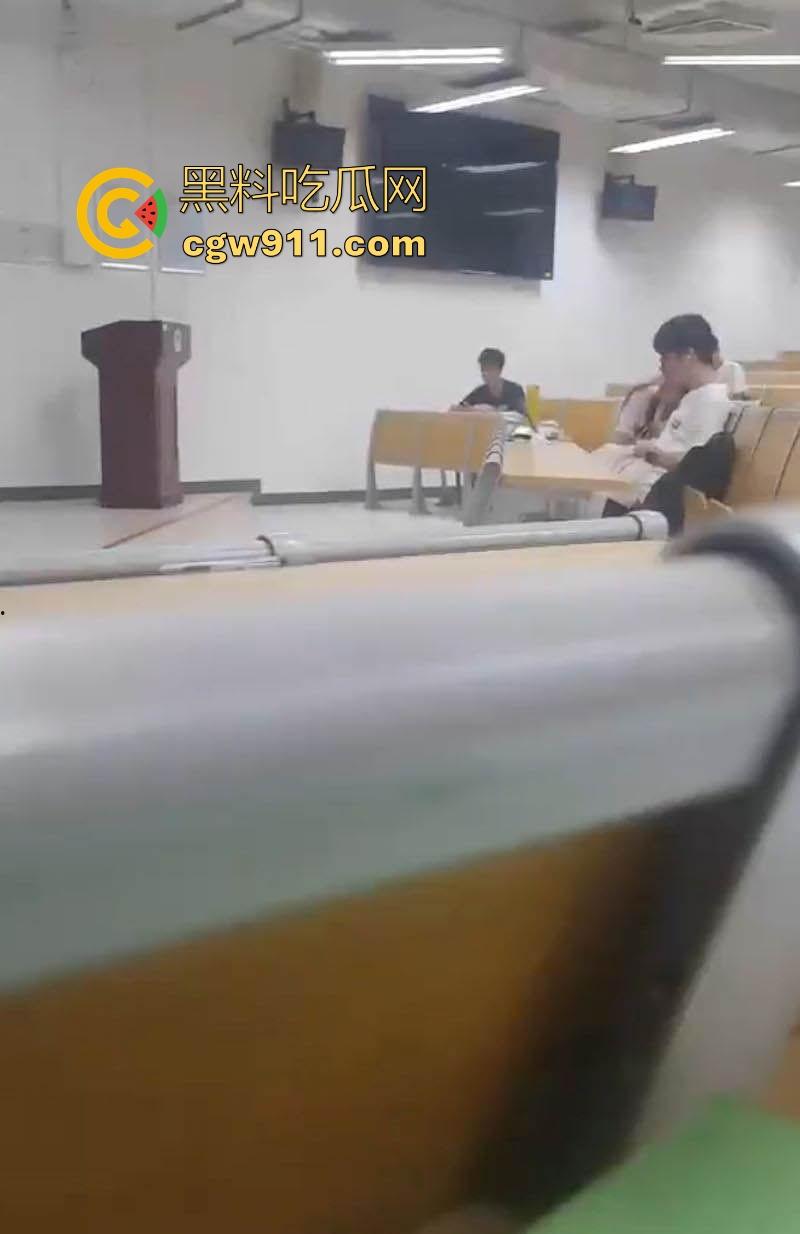 华南理工大学反差情侣私密视频曝光，前有阶梯教室导管小手撸硬，后有床上后入猛插，年轻就是好！-4