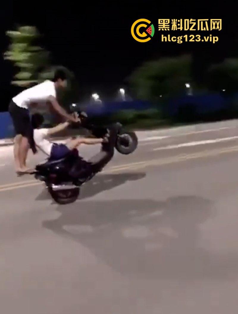 精神小伙带妹子“飙车炸街”耍帅  作死翘头致车祸 血腥现场视频流出！-1