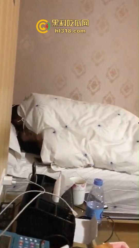 深夜兄弟怒干精神小妹，在旁的我只能眼巴巴的看着，同在一个屋檐下兄弟要不让我也操一下！-1