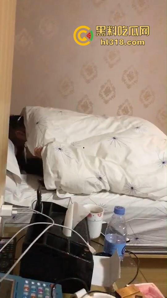 深夜兄弟怒干精神小妹，在旁的我只能眼巴巴的看着，同在一个屋檐下兄弟要不让我也操一下！-3