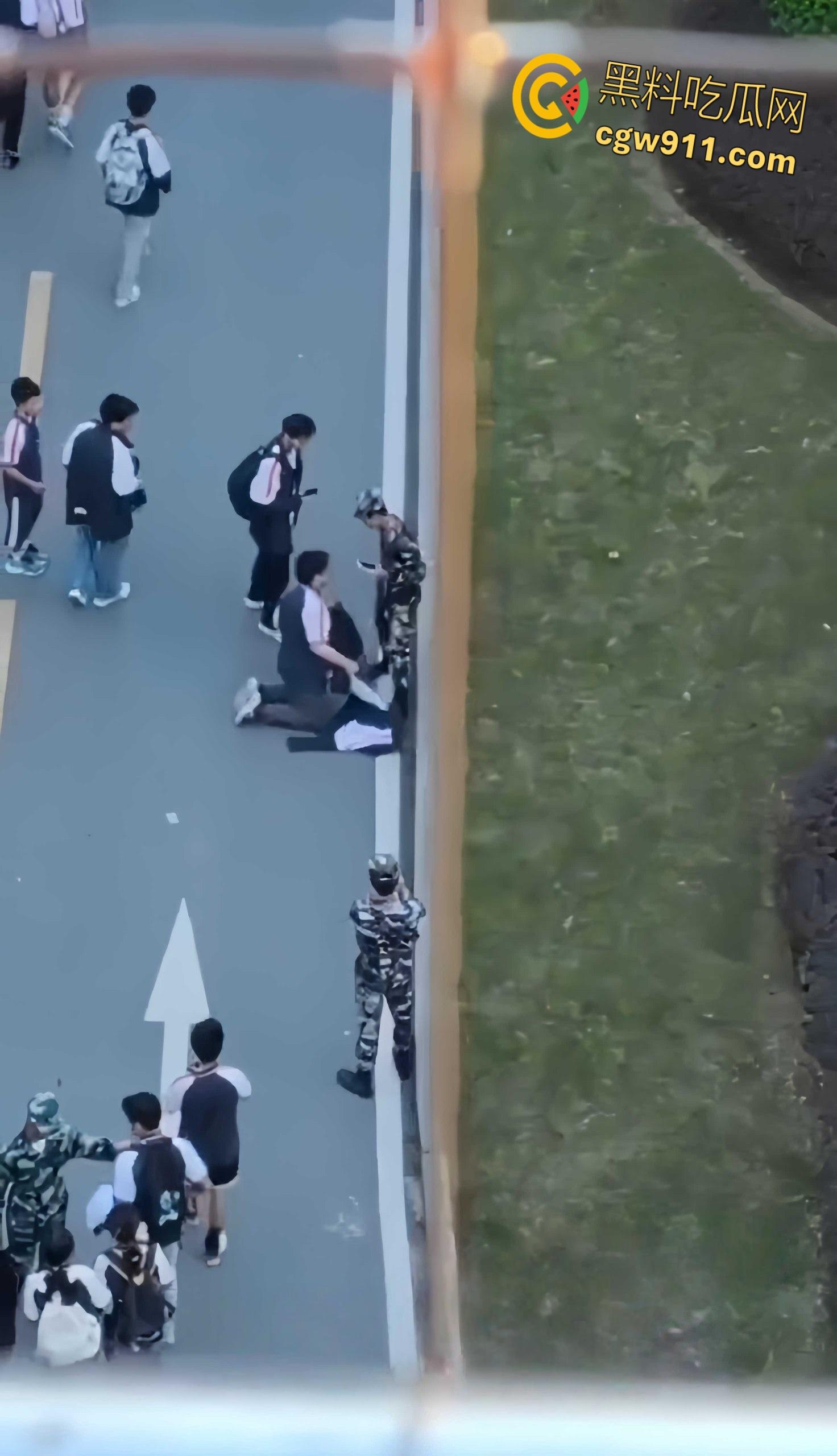 重庆市渝北职业教育中心 ，一名学生担心扣分，当众给纠察队下跪磕头，这不是纠察，这是对尊严的傲慢践踏！-3