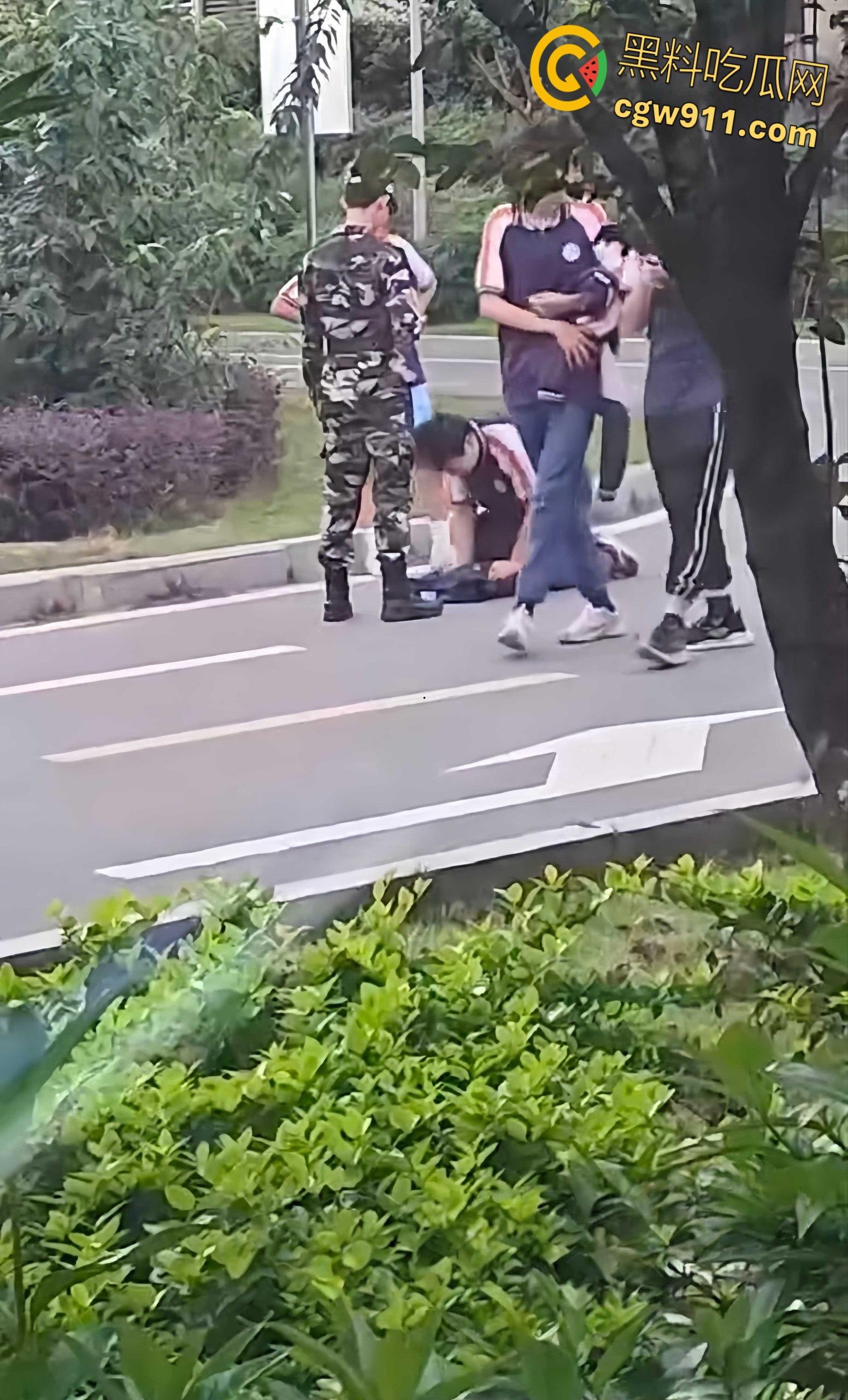 重庆市渝北职业教育中心 ，一名学生担心扣分，当众给纠察队下跪磕头，这不是纠察，这是对尊严的傲慢践踏！-5