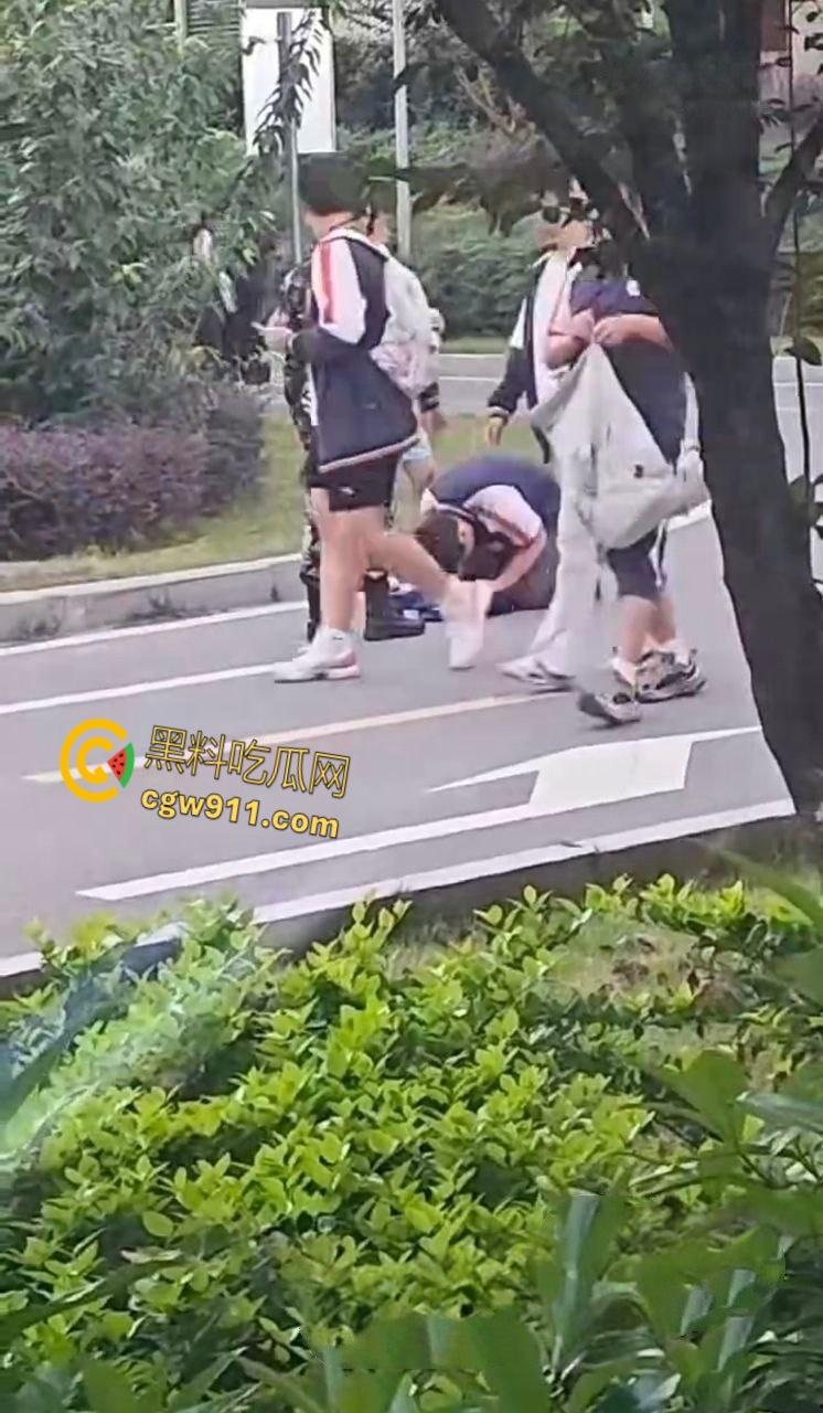 重庆市渝北职业教育中心 ，一名学生担心扣分，当众给纠察队下跪磕头，这不是纠察，这是对尊严的傲慢践踏！-6