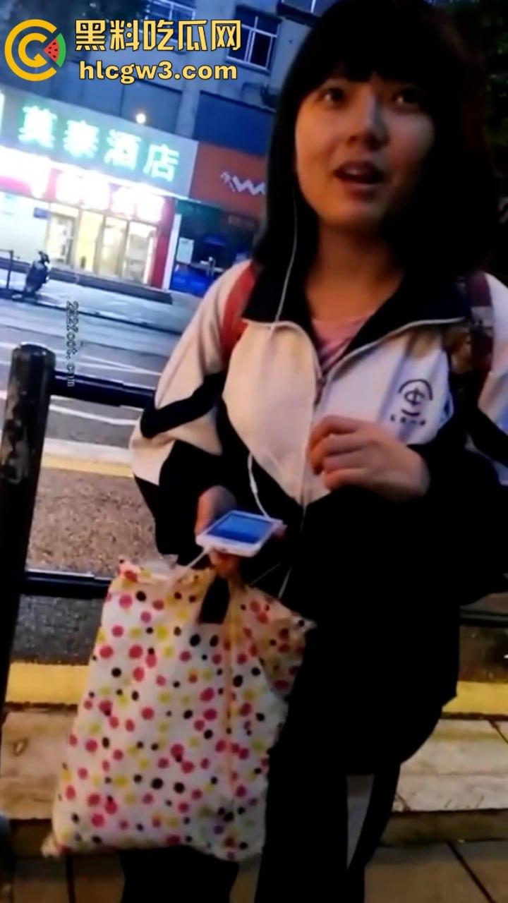 重口痴汉向清纯学生妹索要原味袜子 妹子被金钱诱惑在大庭广众下被舔脚40秒！-7