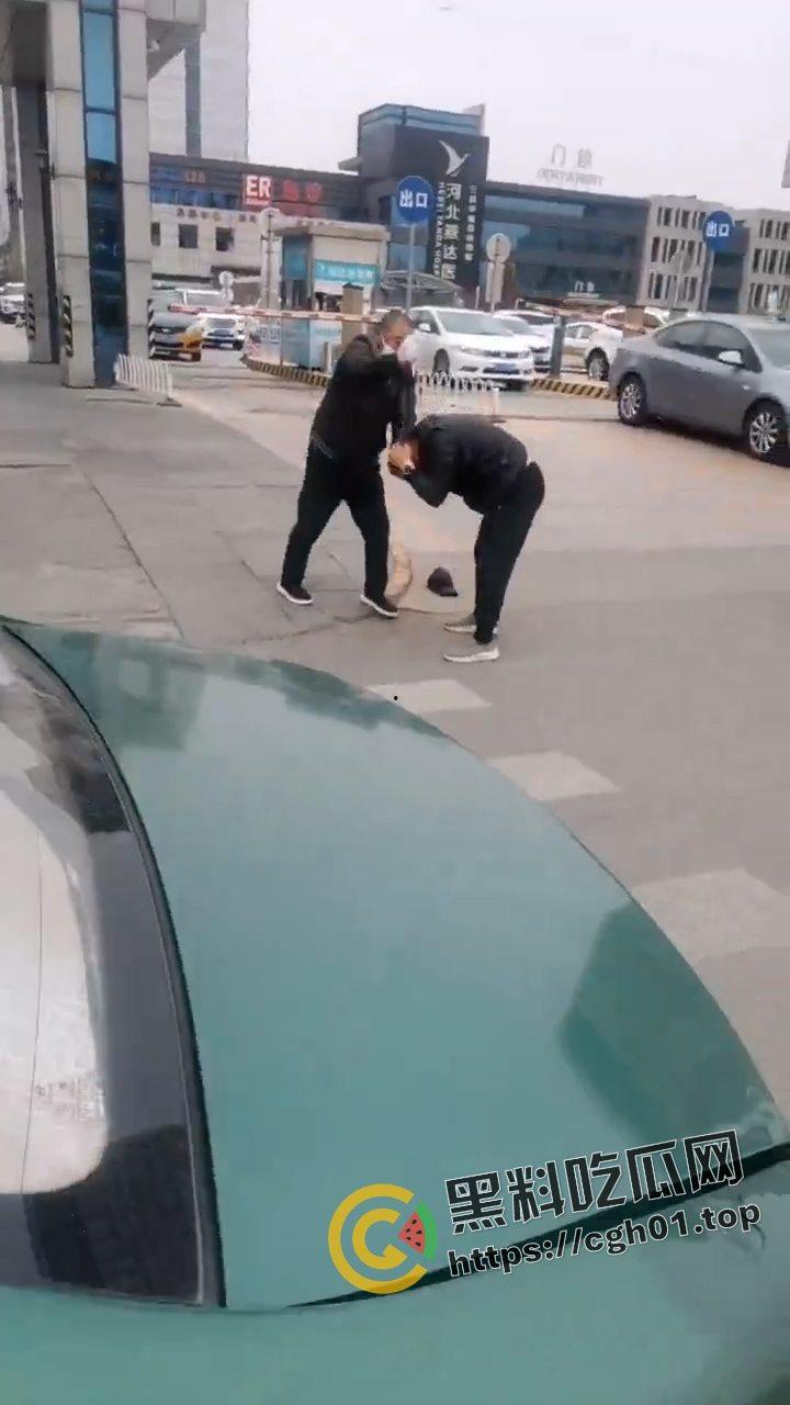 河北燕郊滴滴大战出租车！因为15元得单子出租车司机拿螺丝刀把滴滴司机脑袋捅烂 现场血腥画面流出-8
