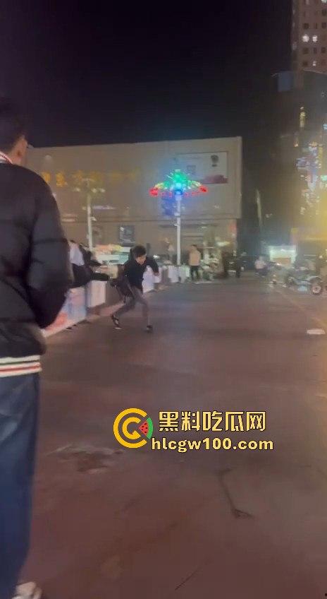 临沂精神小伙街头砍人，是报复社会？还是寻事报仇？再打进去了 飞机都打不了了。-2