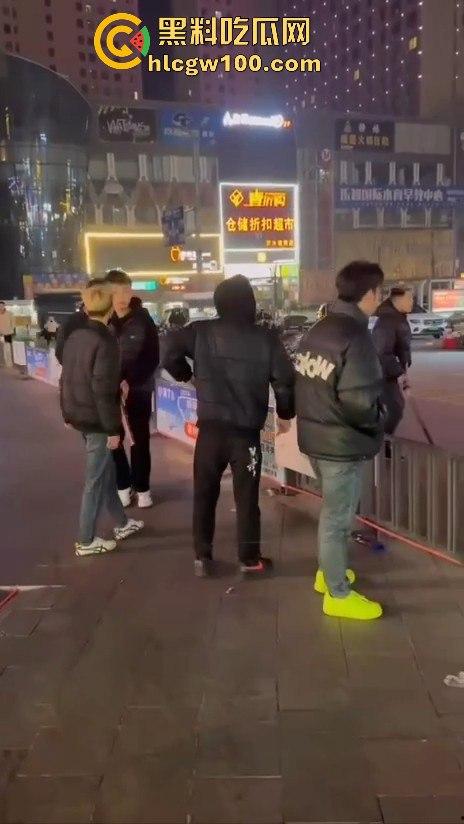 临沂精神小伙街头砍人，是报复社会？还是寻事报仇？再打进去了 飞机都打不了了。-13