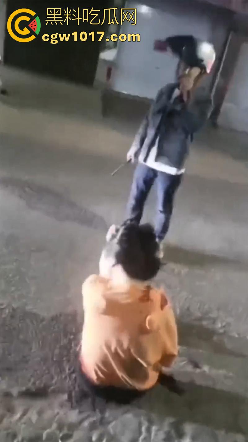 玩别人老婆的代价，男子发现老婆出轨，直接拿出杀猪刀，当街手刃情夫，渣男直接被砍死，老婆也浑身是伤！-1