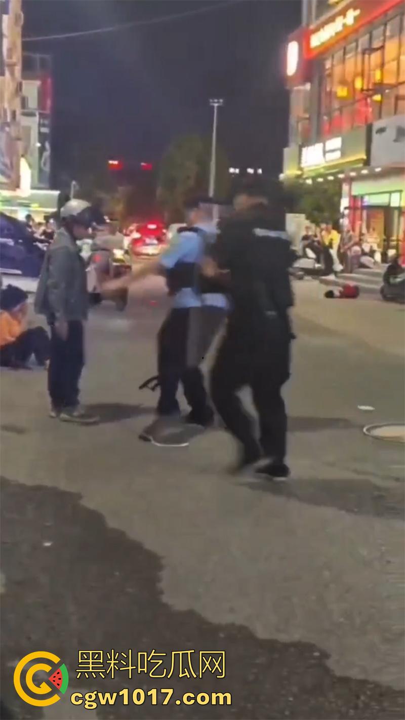 玩别人老婆的代价，男子发现老婆出轨，直接拿出杀猪刀，当街手刃情夫，渣男直接被砍死，老婆也浑身是伤！-5