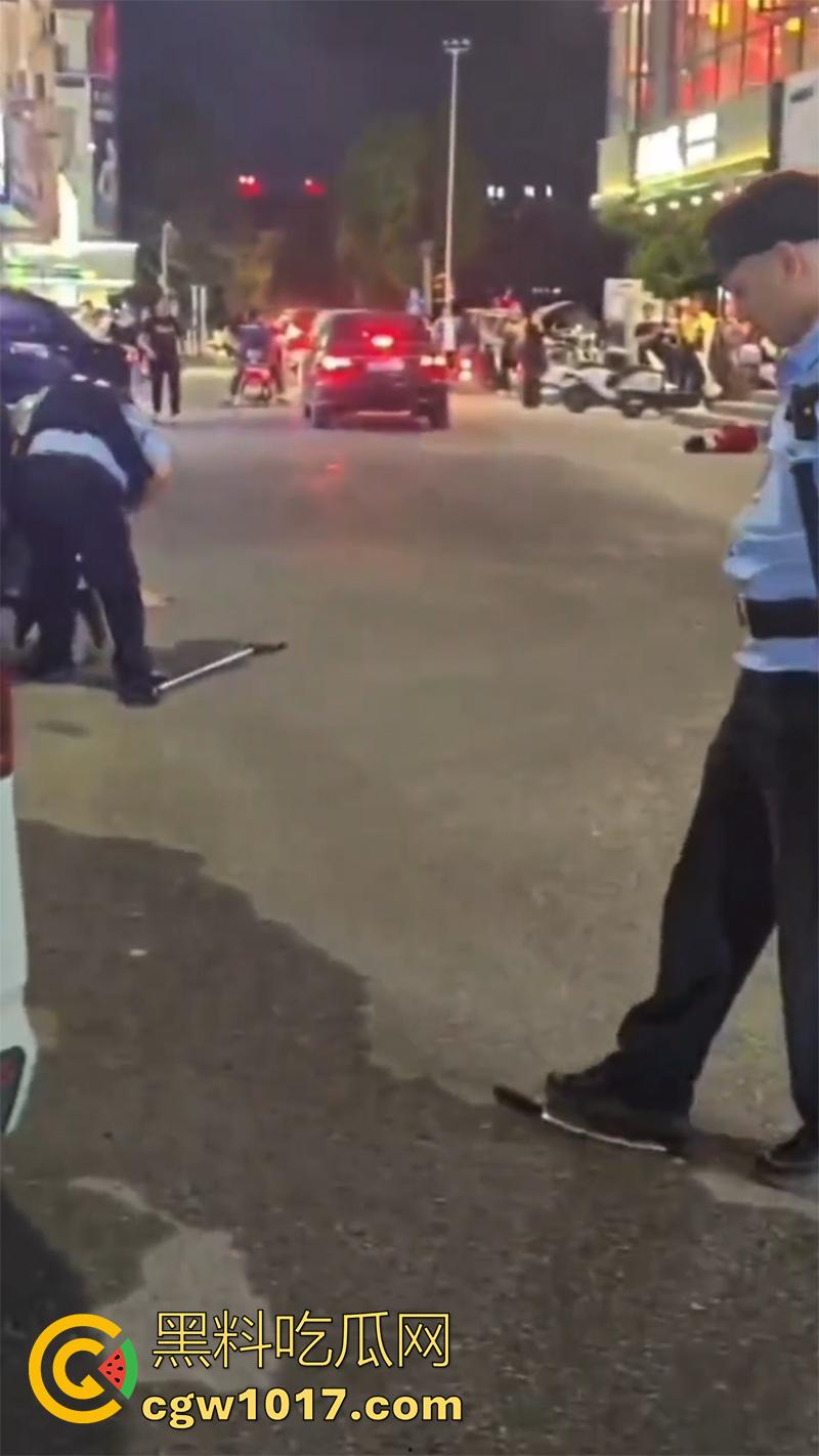 玩别人老婆的代价，男子发现老婆出轨，直接拿出杀猪刀，当街手刃情夫，渣男直接被砍死，老婆也浑身是伤！-6