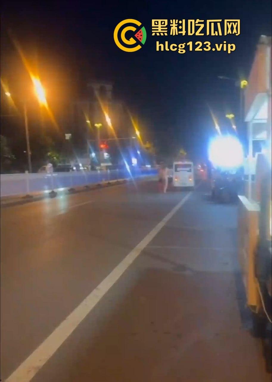 河北邢台快手网红吴媛媛吸毒后大街裸奔！性感长腿翘臀，精神小妹彻底玩嗨学狗爬行！-8