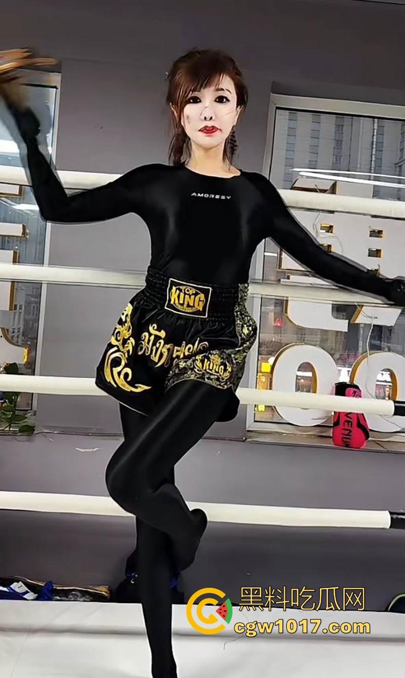 快手熟女网红【琨琨姐姐】裸聊视频曝光，气质人妻一对一裸聊，豹纹黑丝揉奶抠逼，极品熟女就是懂你！-5