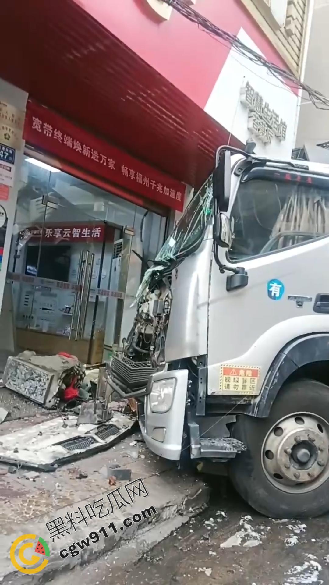 云南勐海惊现失控货车猛撞蜜雪冰城，司机身体严重内伤在地上哀嚎，现场惨烈不忍直视-6