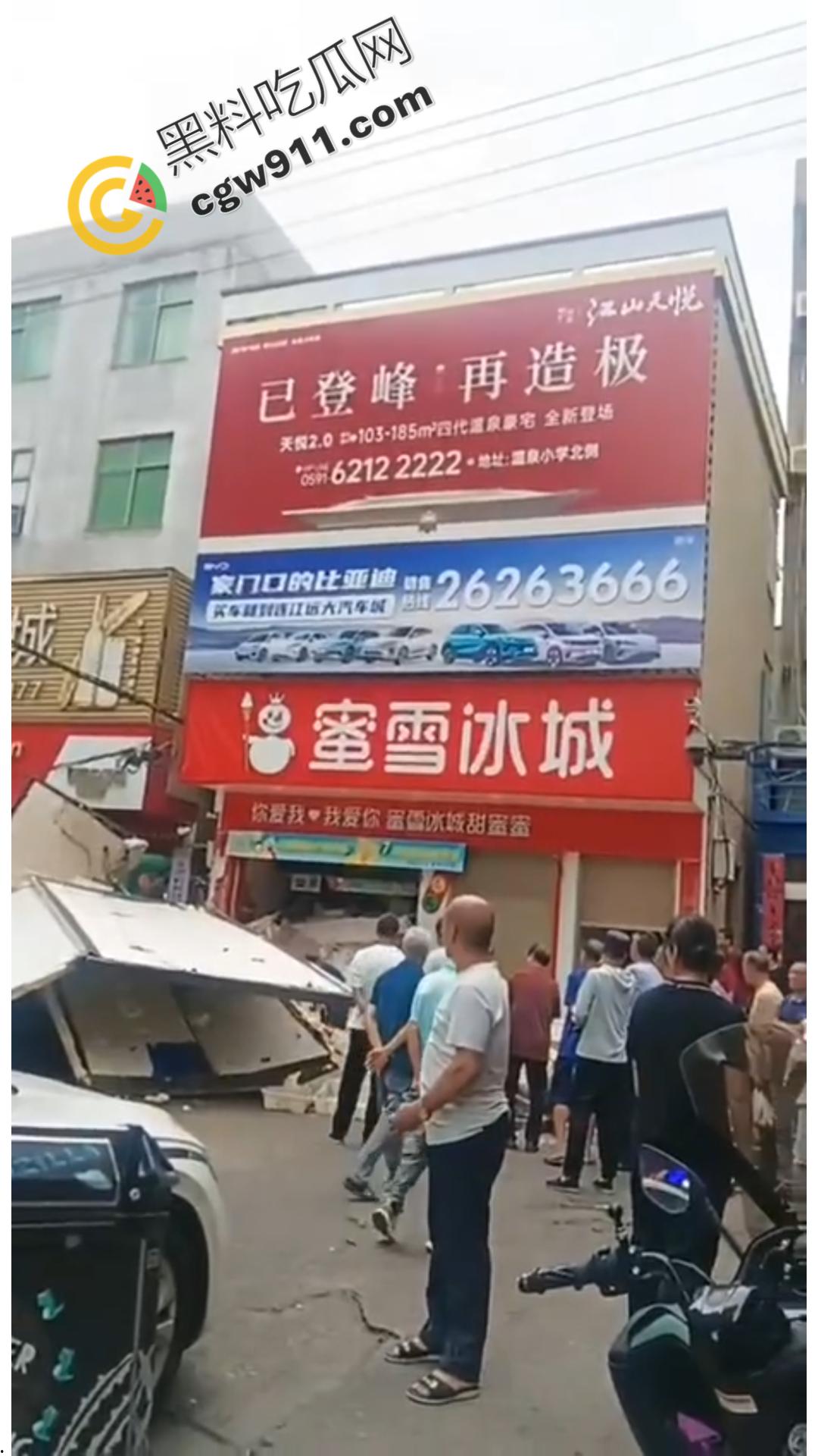 云南勐海惊现失控货车猛撞蜜雪冰城，司机身体严重内伤在地上哀嚎，现场惨烈不忍直视-7