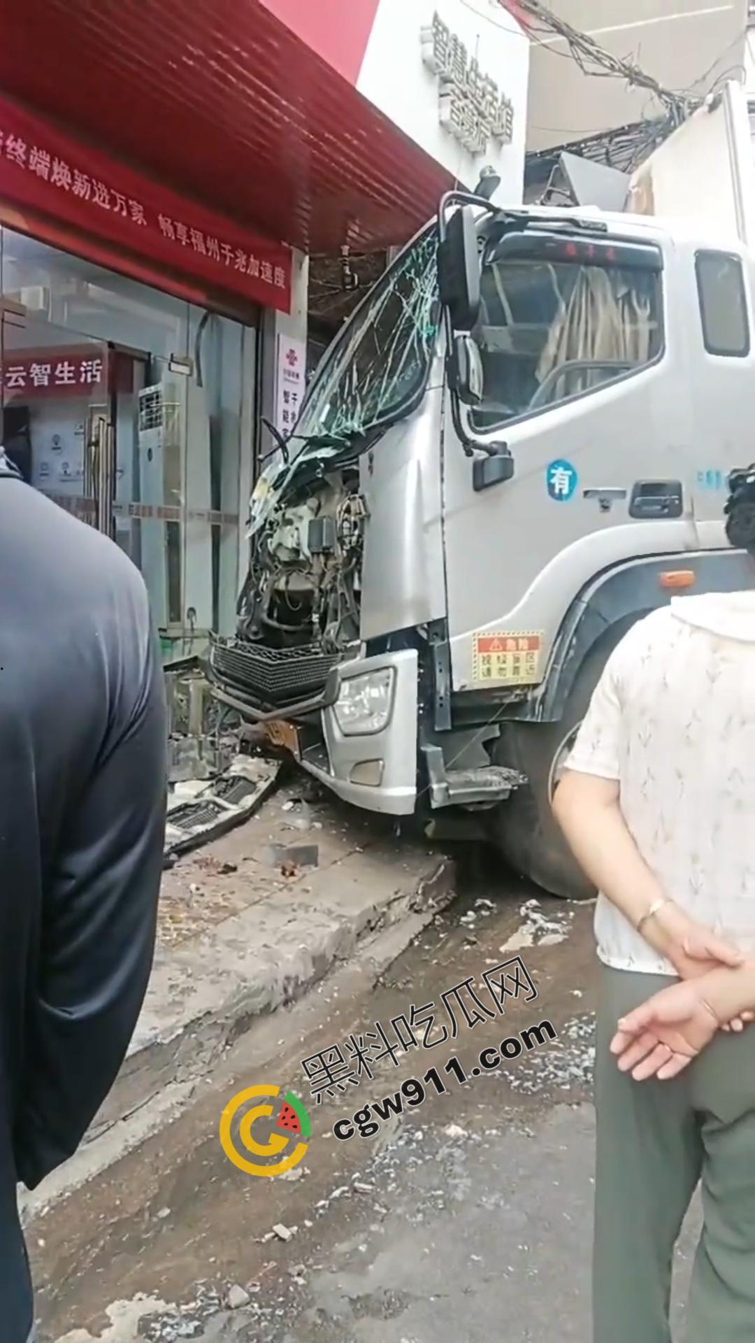 云南勐海惊现失控货车猛撞蜜雪冰城，司机身体严重内伤在地上哀嚎，现场惨烈不忍直视-8