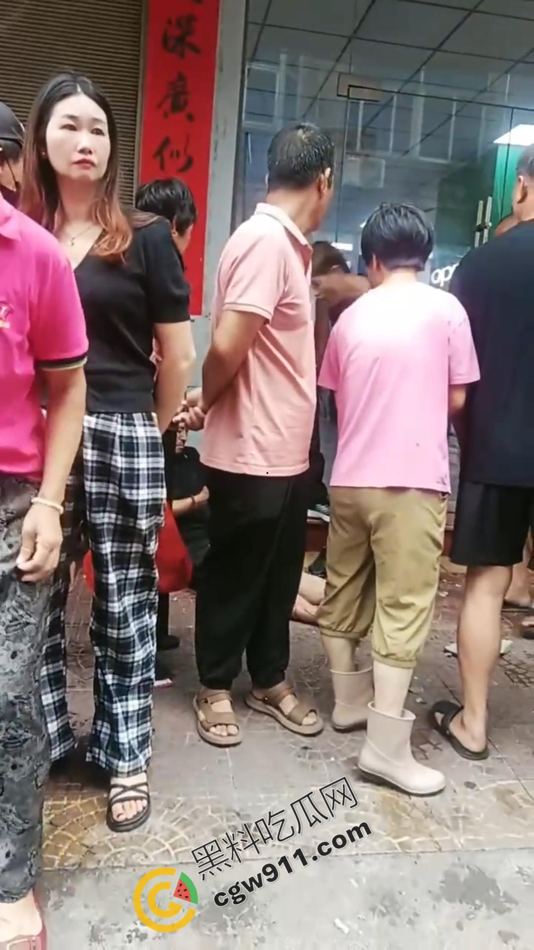 云南勐海惊现失控货车猛撞蜜雪冰城，司机身体严重内伤在地上哀嚎，现场惨烈不忍直视-9