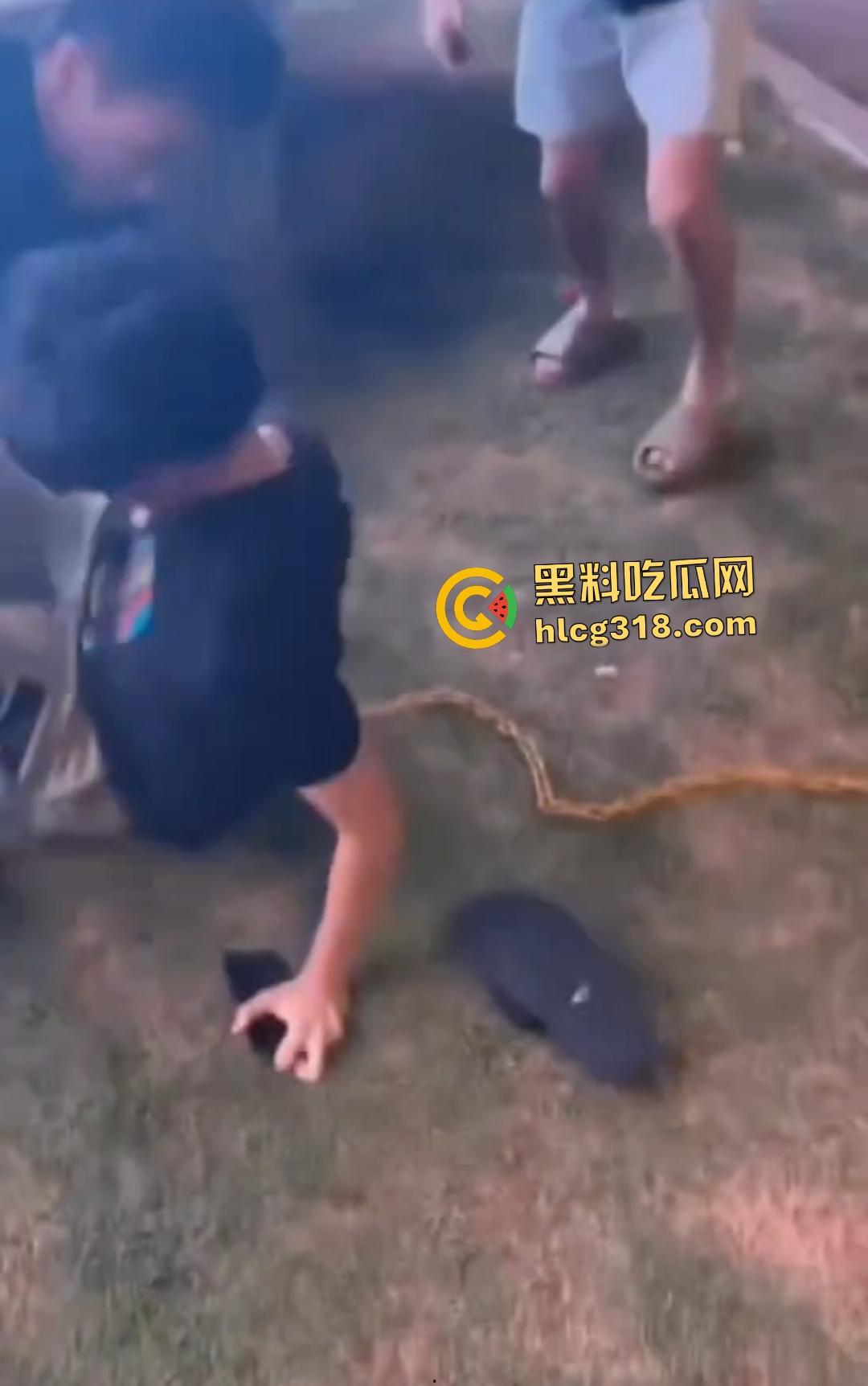 男子街头戴口罩偷拍裙底翻车被抓现行！想逃跑遭小伙群围裸缴，还露出真面目！-5