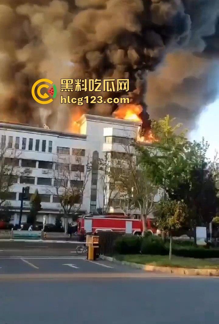 山东齐河财政局办公楼起火，黑烟滚滚直冲天！平账大圣这把火，坏账烂账都烧个干净！-13