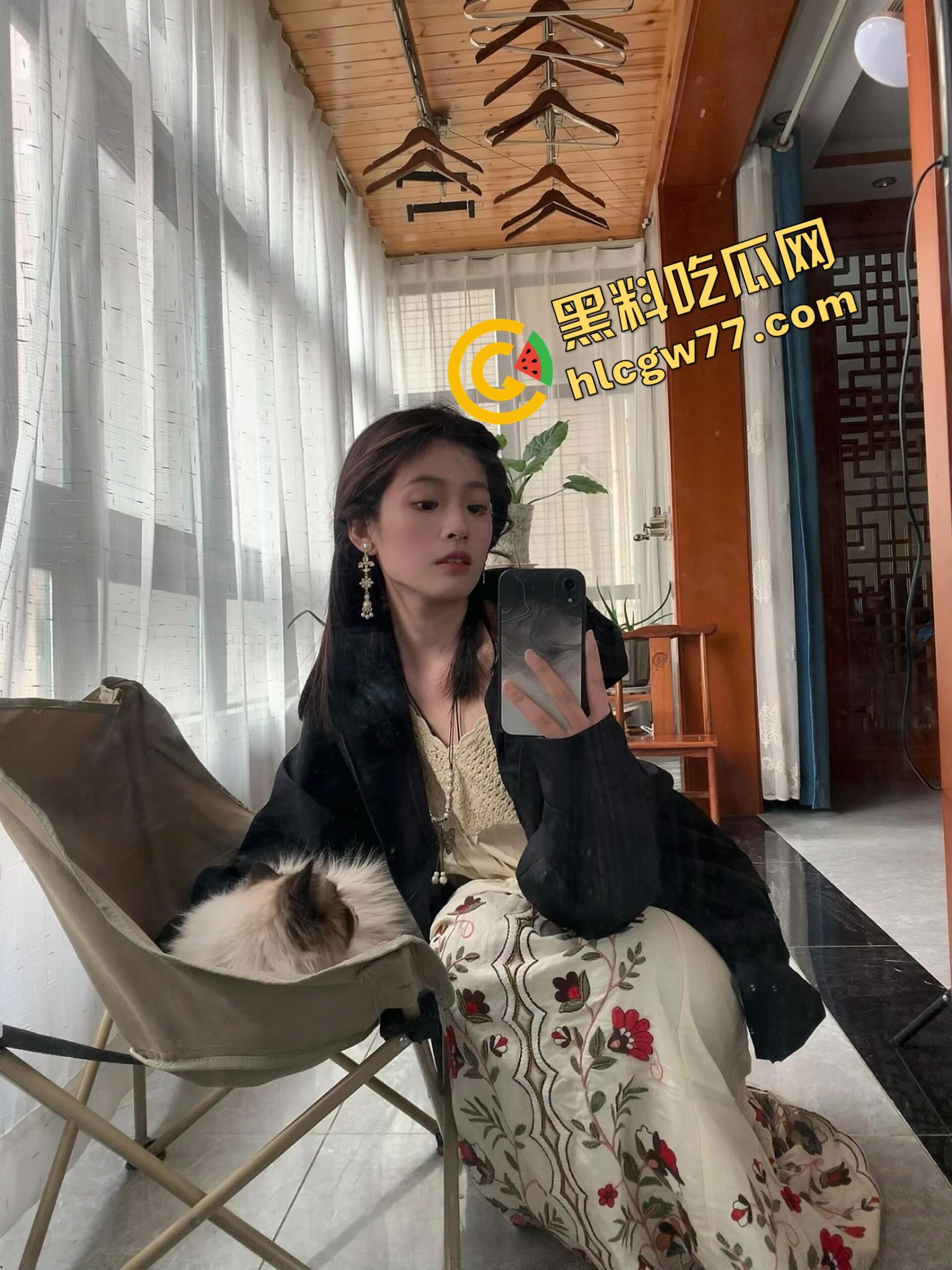 杭州『李雪莹』完成主人的任务，穿JK真空夹跳蛋，大街上五档起步，走到一半直接失禁边走边尿！-3