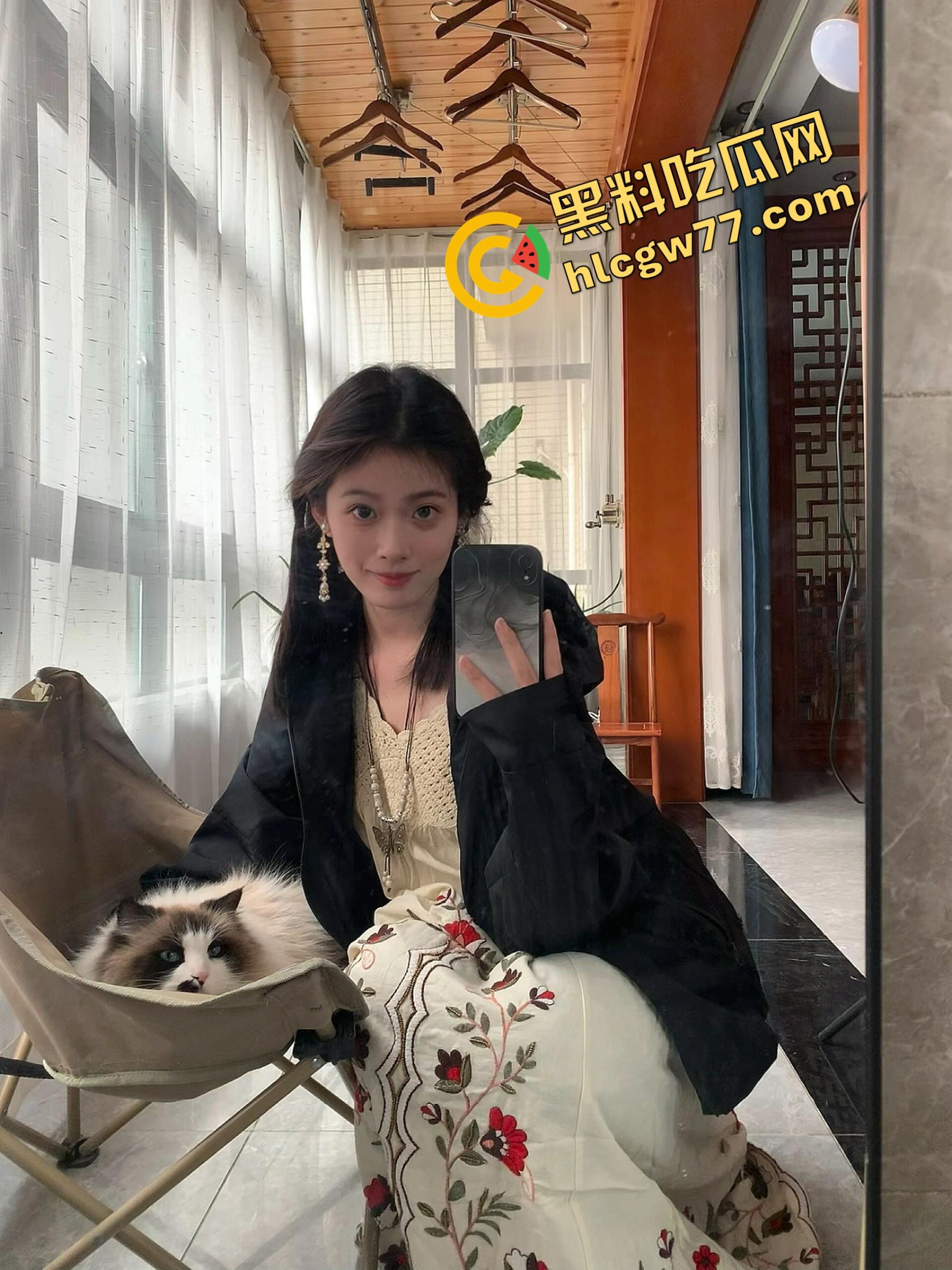 杭州『李雪莹』完成主人的任务，穿JK真空夹跳蛋，大街上五档起步，走到一半直接失禁边走边尿！-5