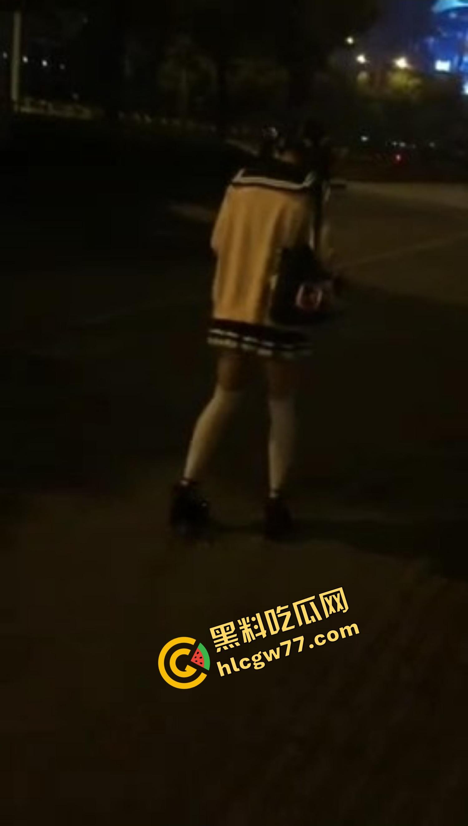 杭州『李雪莹』完成主人的任务，穿JK真空夹跳蛋，大街上五档起步，走到一半直接失禁边走边尿！-8