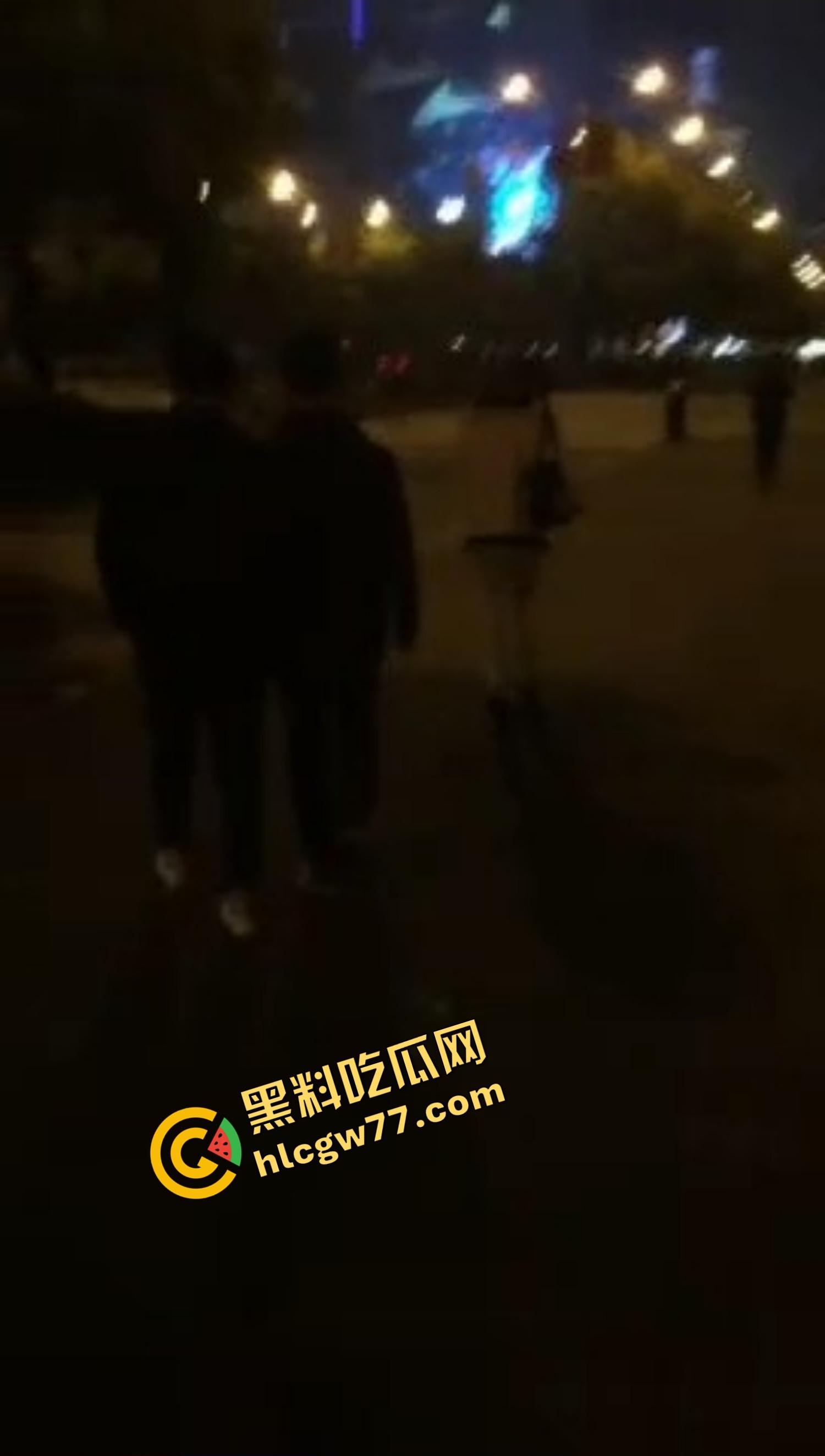 杭州『李雪莹』完成主人的任务，穿JK真空夹跳蛋，大街上五档起步，走到一半直接失禁边走边尿！-10