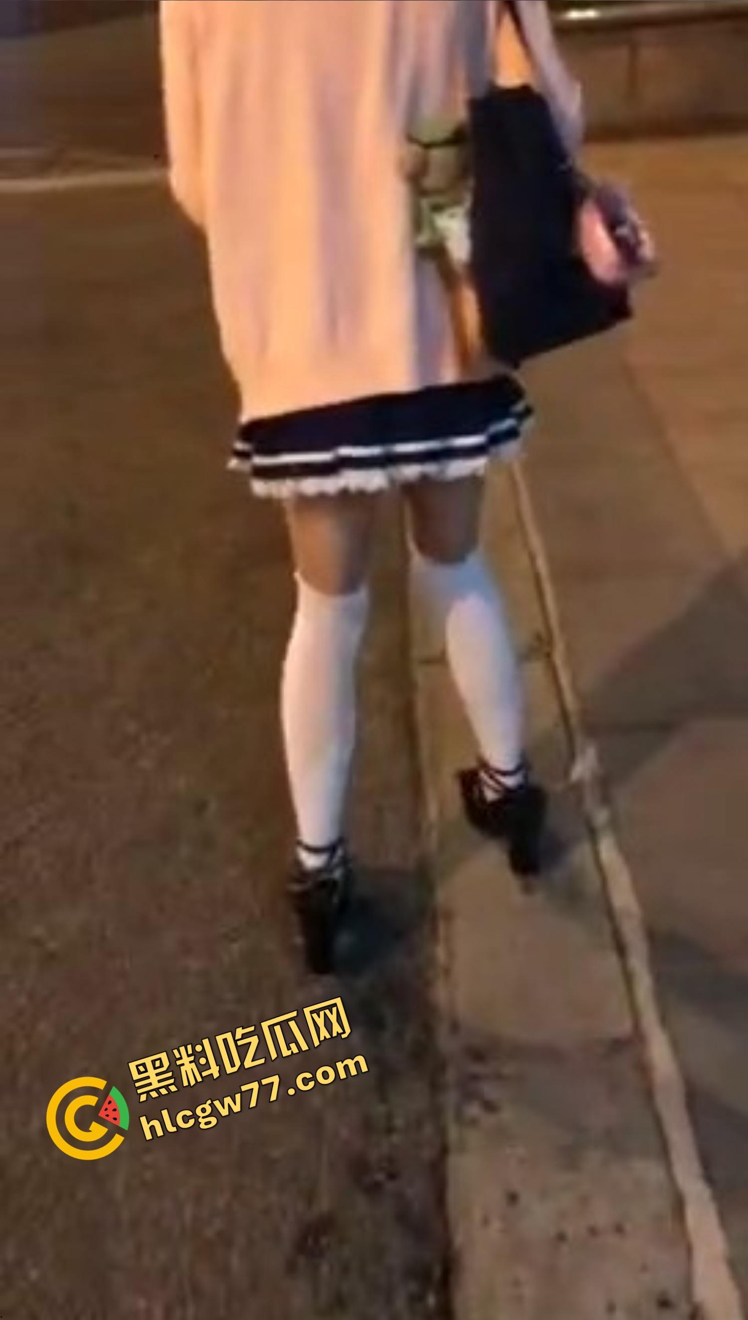 杭州『李雪莹』完成主人的任务，穿JK真空夹跳蛋，大街上五档起步，走到一半直接失禁边走边尿！-13