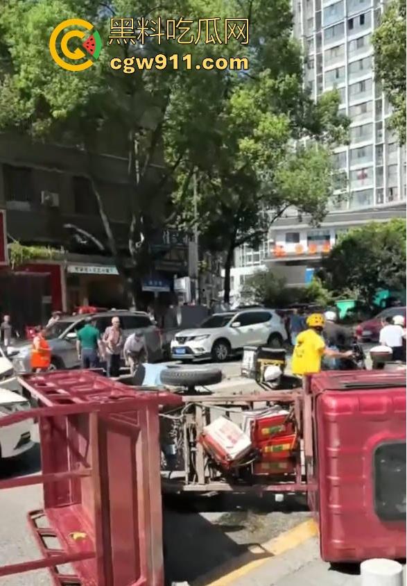 湖南张家界永定街道龙城街惊现恐怖车祸，现场撞死一男一女，现场极其惨烈，小心驾驶，珍惜生命！-8