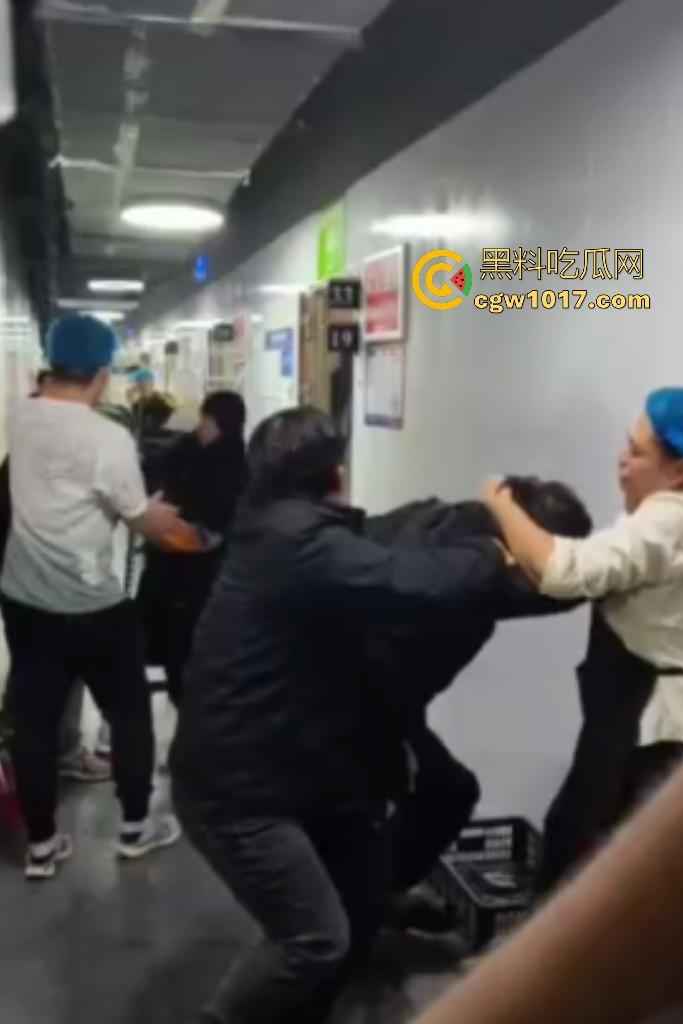 商家出餐3小时外卖小哥迟到餐被抢光，送餐小哥兽性大发殴打女店员，商家怒吼“你早干嘛去了”！-4