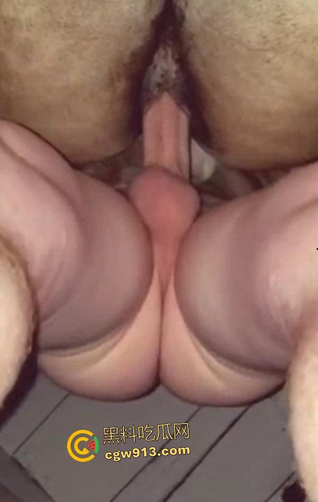 人兽狂徒猪圈开操！找不到女友就拿肥臀母猪操，母猪却毫无感觉还在吃食，操一轮下来鸡巴全是骚臭！-8