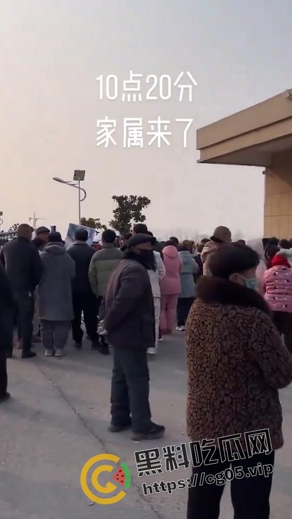 抖音千万热度！河南宁陵县学生校内跳楼自杀案件 家长和民众不满官方说法 在学校门口大批聚集抗议-12