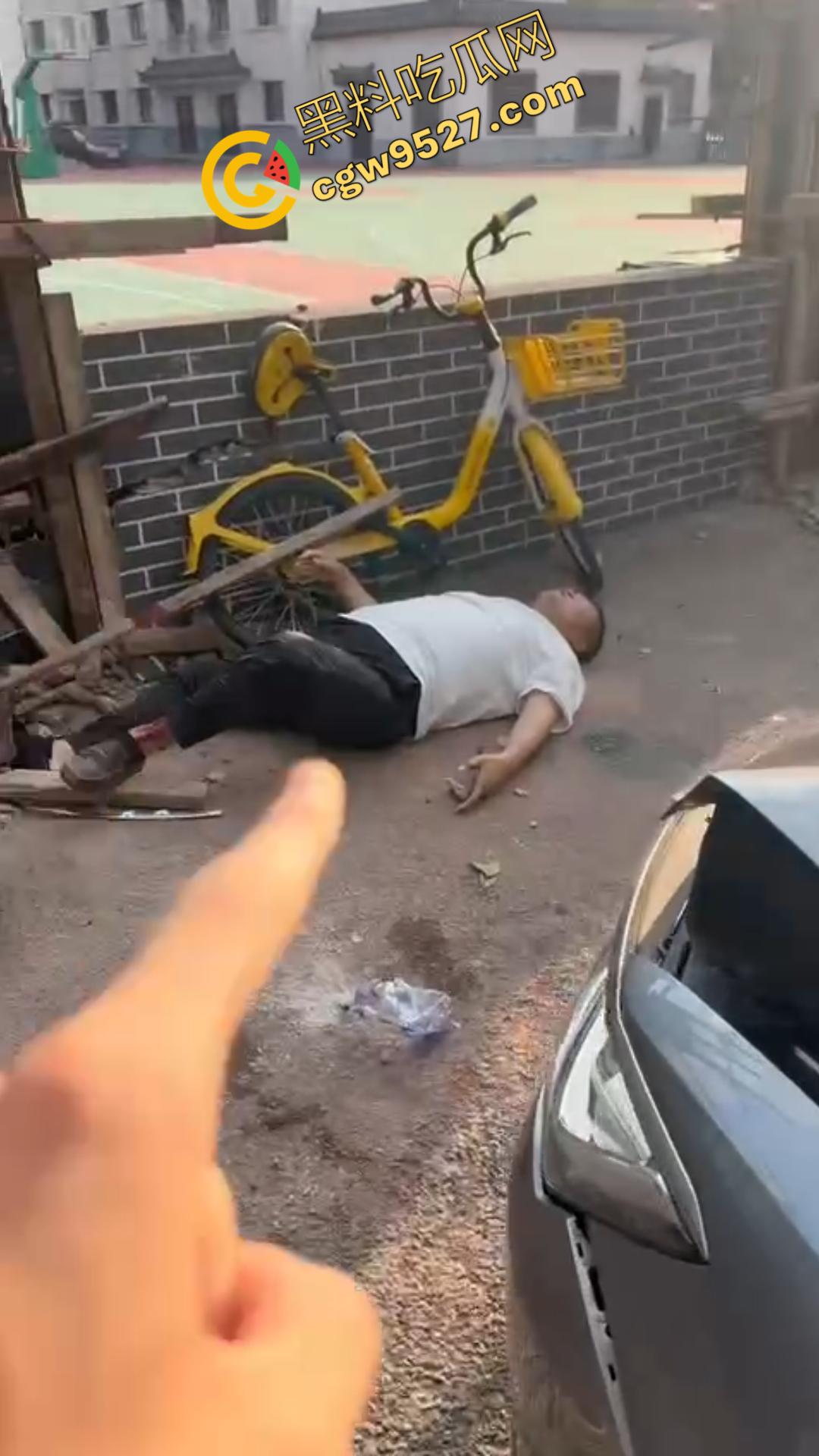 00后小鲜肉怒路症发作！街头反复怒撞大叔，下车继续叫嚣：“ 没人治你， 00后治你”-6