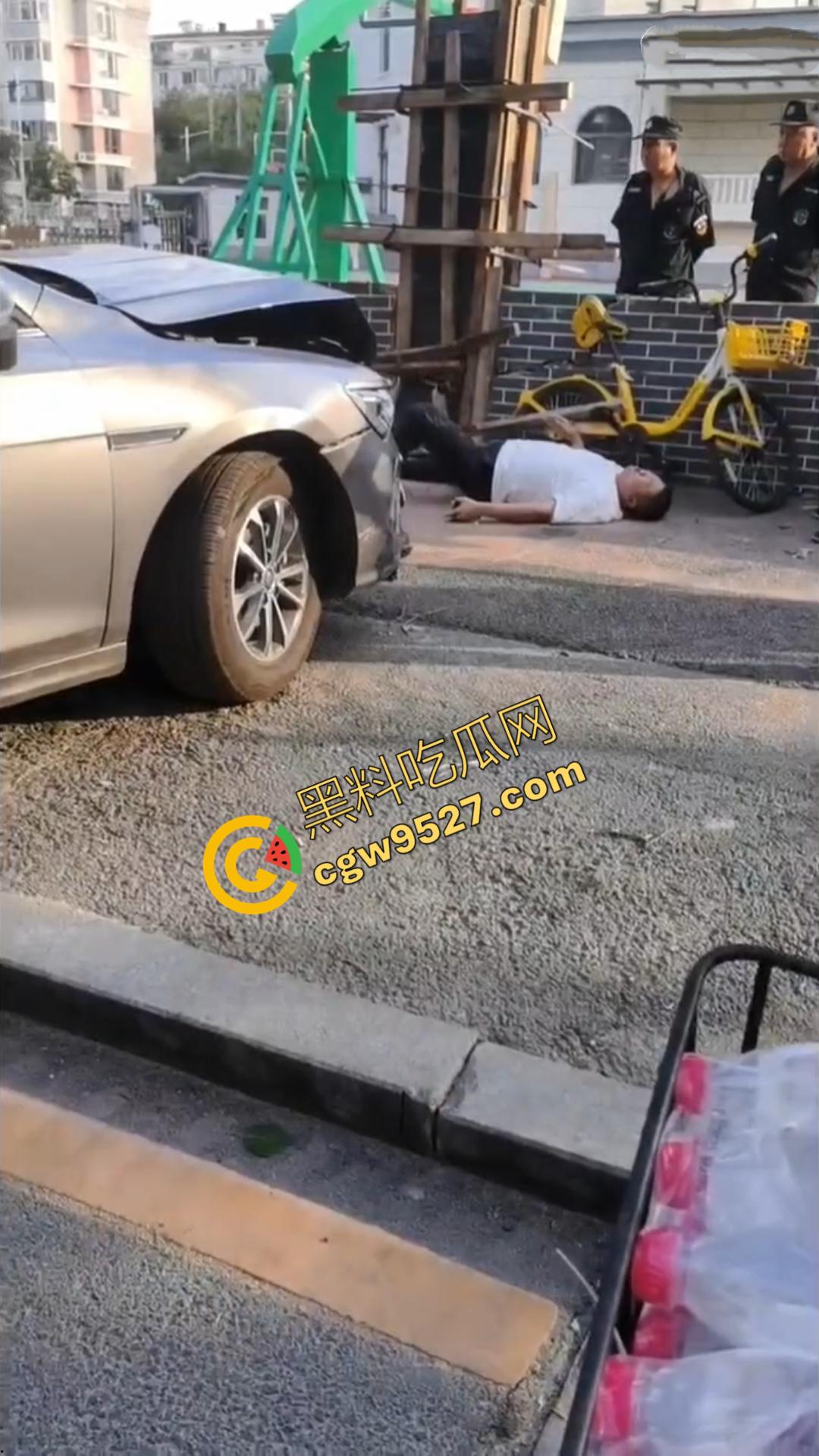 00后小鲜肉怒路症发作！街头反复怒撞大叔，下车继续叫嚣：“ 没人治你， 00后治你”-8