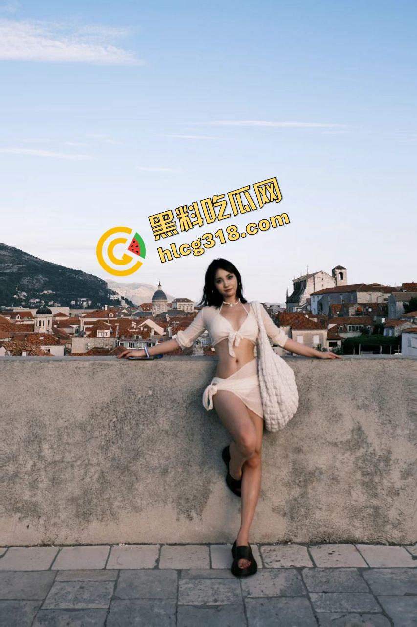 山西太原小骚货为完成主人任务大胆车内全裸露出，邀请路人大爷摸摸看B，大爷不犹豫直接上手！-3