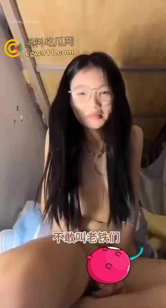 抖音【困困兔】宿舍色播，自慰插巨型玩具无声高潮，口交粉丝深喉哽咽，公狗鸡巴顶喉压抑不住浪叫！-2