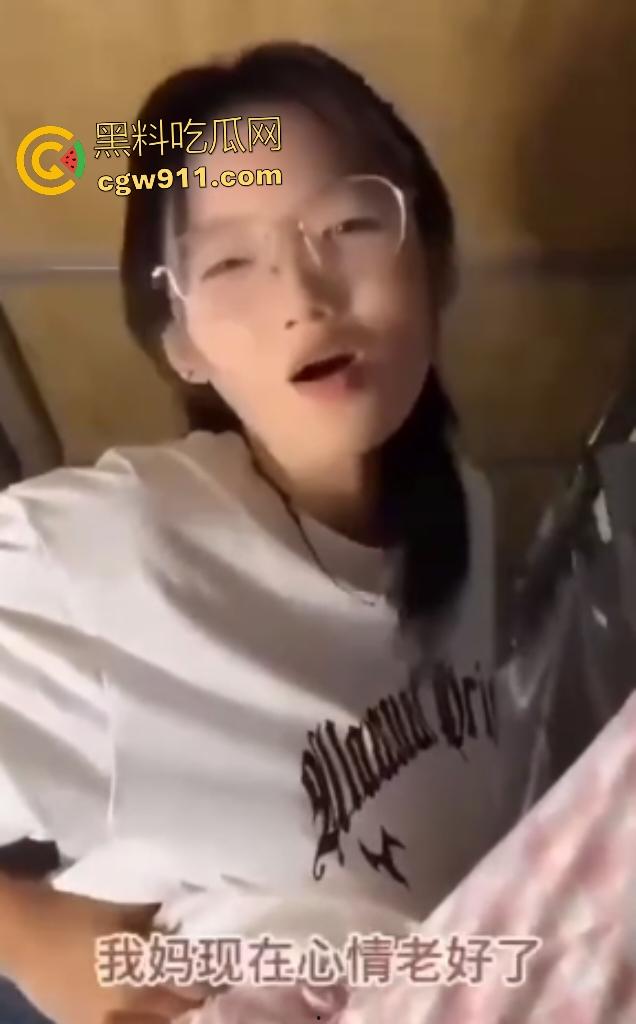 抖音【困困兔】宿舍色播，自慰插巨型玩具无声高潮，口交粉丝深喉哽咽，公狗鸡巴顶喉压抑不住浪叫！-3