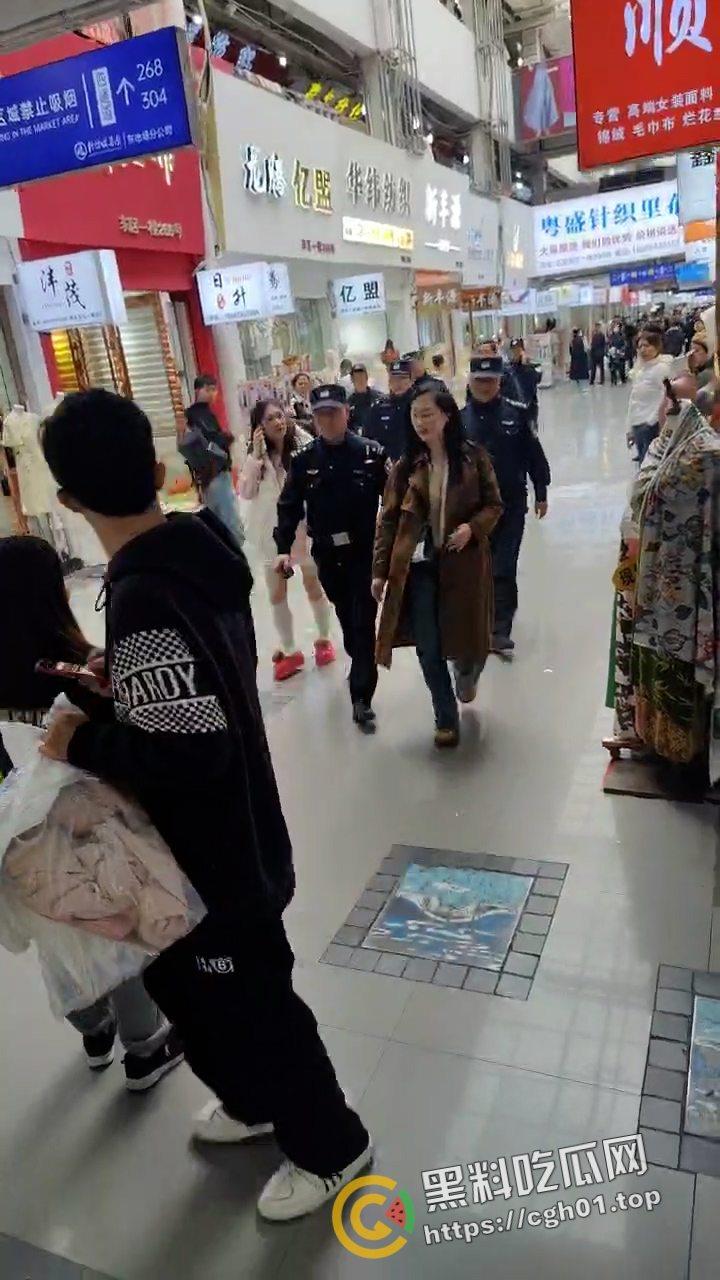 绍兴柯桥区市场捉奸大战 风韵犹存的原配大战正当妩媚的小三 是什么样的男人能操这两个逼-7