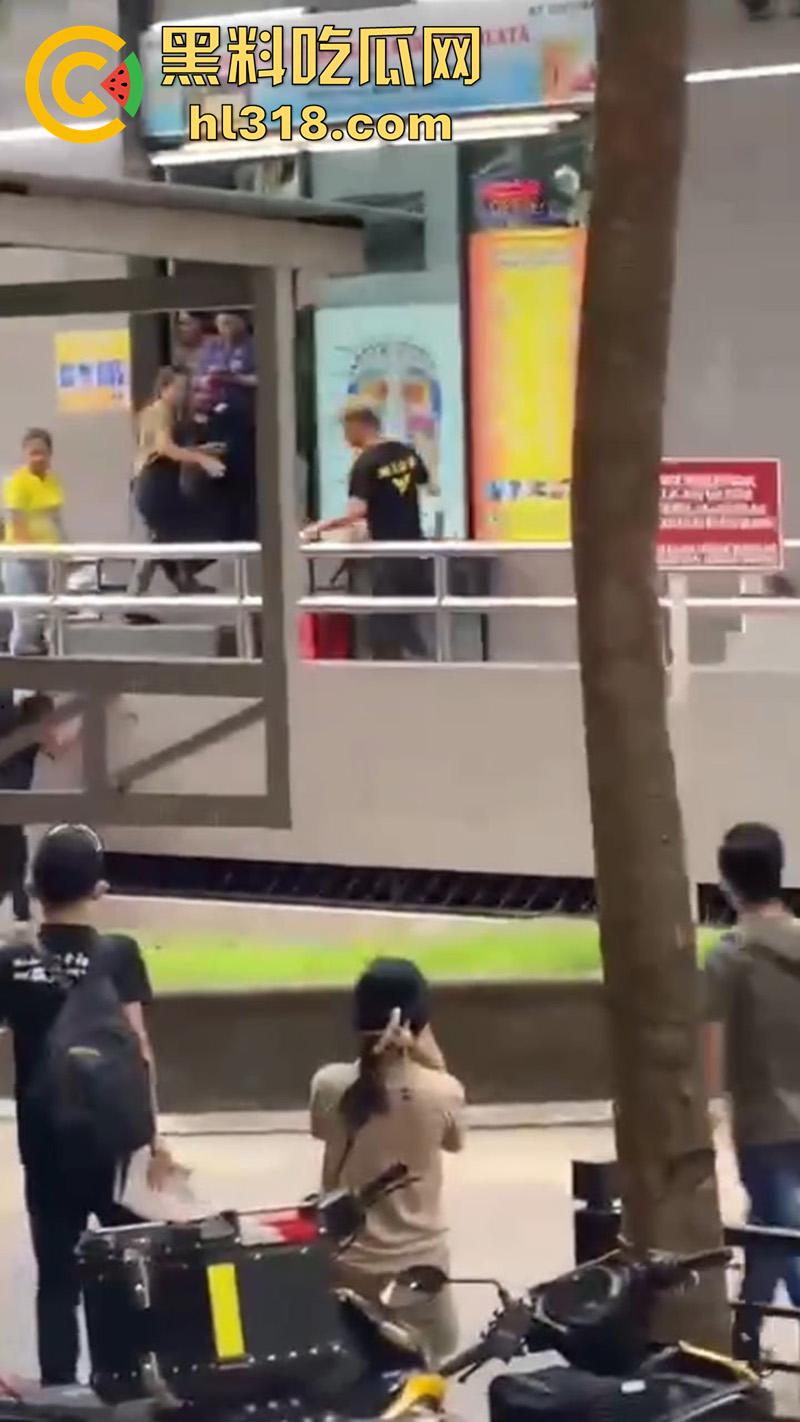 马来西亚醉酒刀仔砍人，新山市惊现醉酒汉，一言不合当街掏刀砍人 ，还涉嫌吸毒，目前已被逮捕！-2