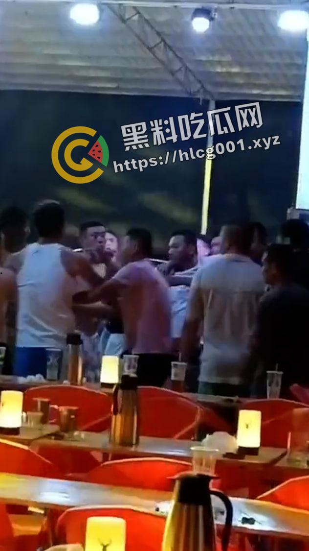 海南海口大致坡大陆人大战海南人  摸了本地人老婆地屁股 命就得留下 现场视频流出 真下死手-2