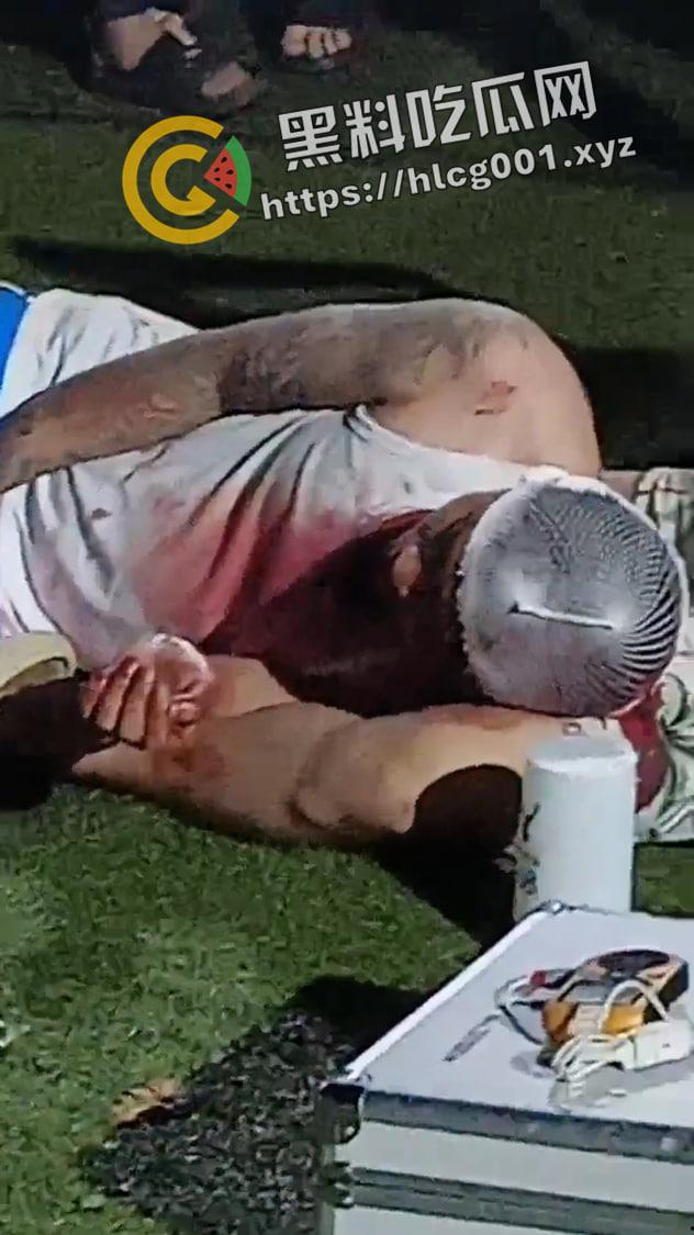 海南海口大致坡大陆人大战海南人  摸了本地人老婆地屁股 命就得留下 现场视频流出 真下死手-5