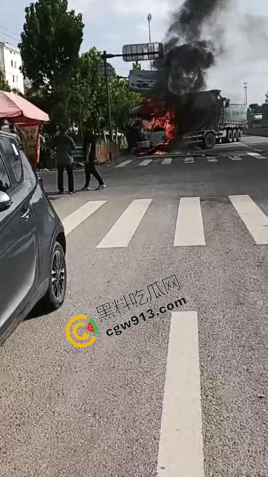 悲剧瞬间！河南商丘公路车祸，大货车烈焰吞没，司机惨遭活活烧焦-1