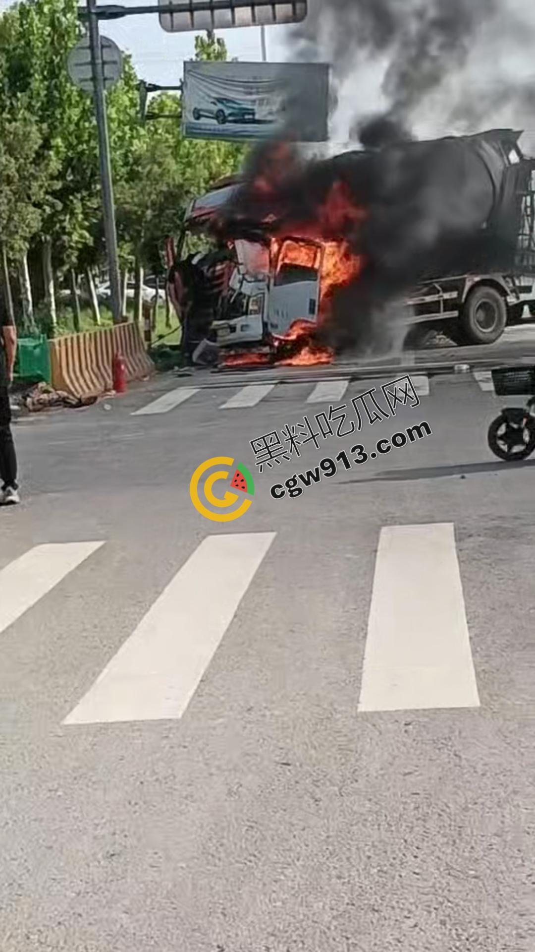 悲剧瞬间！河南商丘公路车祸，大货车烈焰吞没，司机惨遭活活烧焦-2