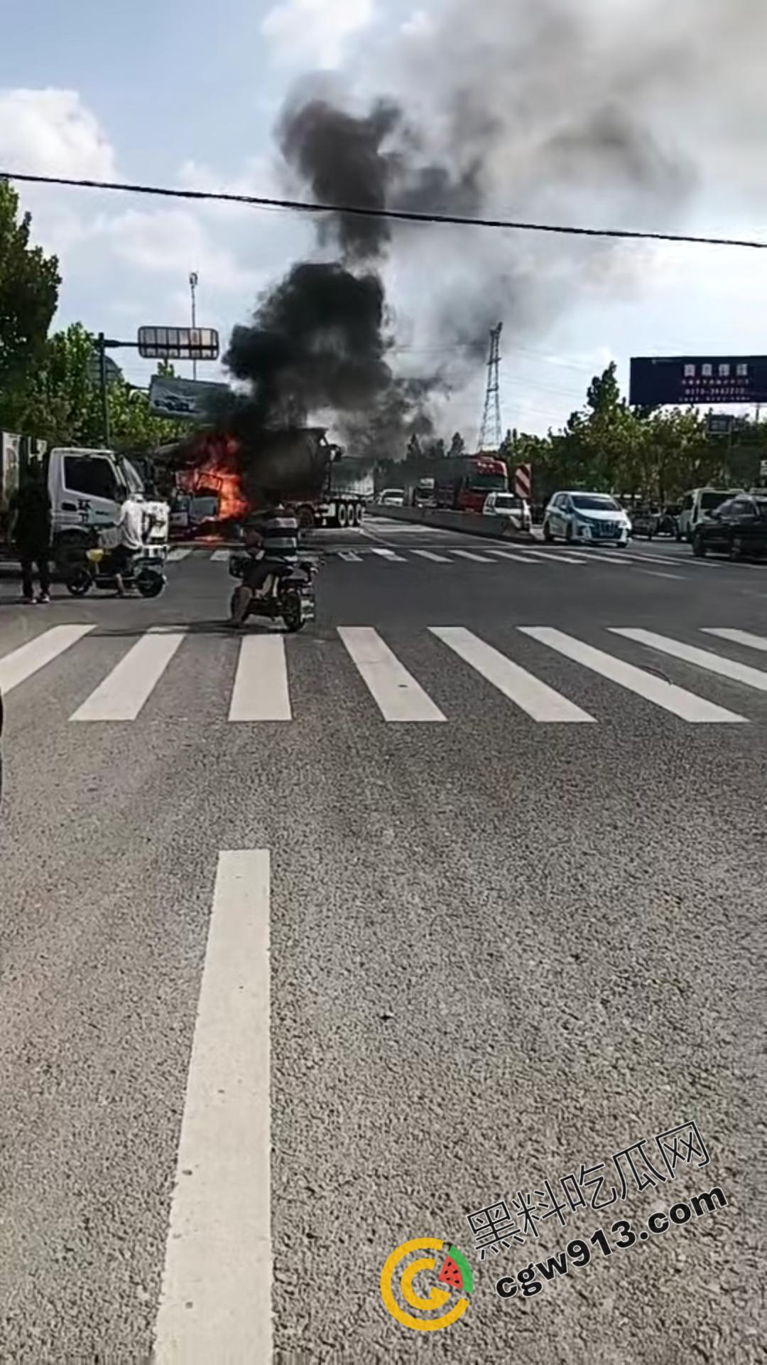 悲剧瞬间！河南商丘公路车祸，大货车烈焰吞没，司机惨遭活活烧焦-3