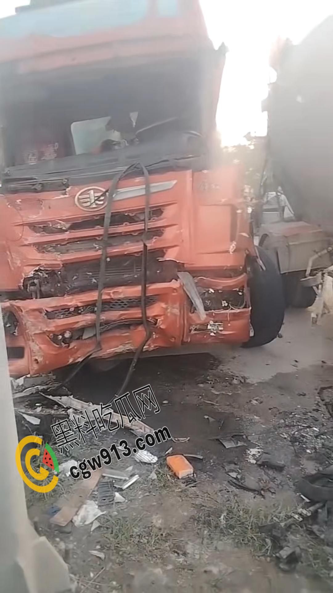 悲剧瞬间！河南商丘公路车祸，大货车烈焰吞没，司机惨遭活活烧焦-5