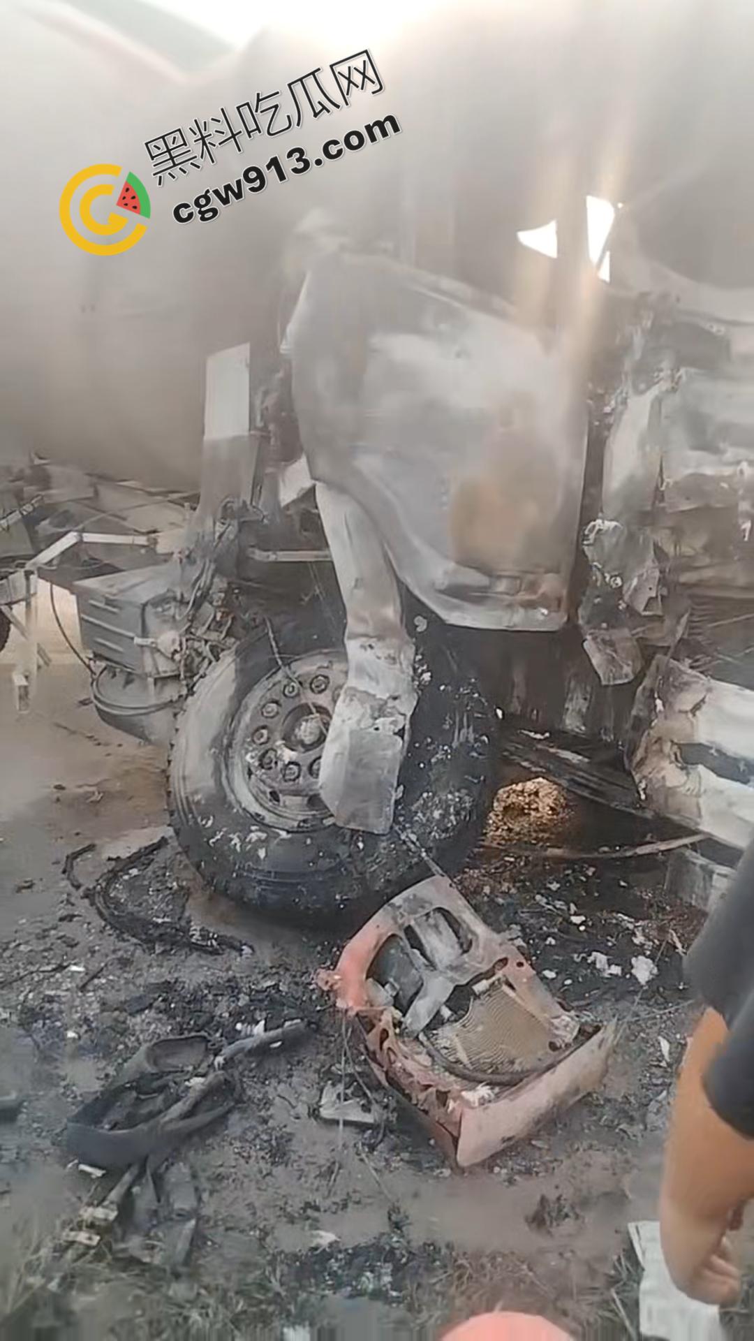 悲剧瞬间！河南商丘公路车祸，大货车烈焰吞没，司机惨遭活活烧焦-6