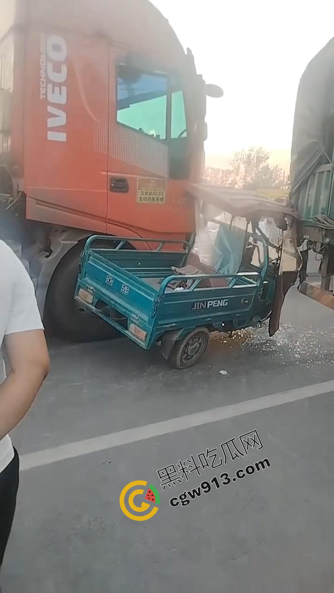 悲剧瞬间！河南商丘公路车祸，大货车烈焰吞没，司机惨遭活活烧焦-10