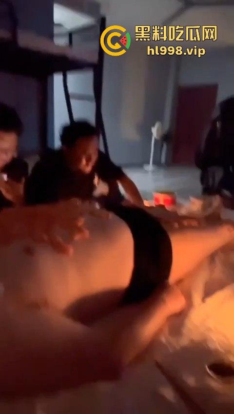 抖音重口直播！油腻大叔当三文鱼盛器，男同淫趴场面堪比恐怖片，举报无效酒店老板淡定回应！-11