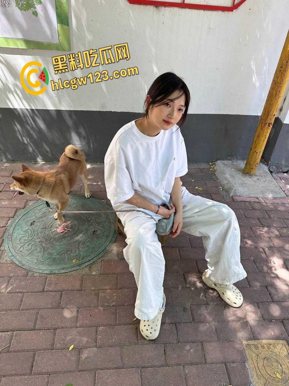 山东极品嫩妹被绿帽男友流出，小穴超级紧夹的鸡吧疼，破处后还没做几次！-3